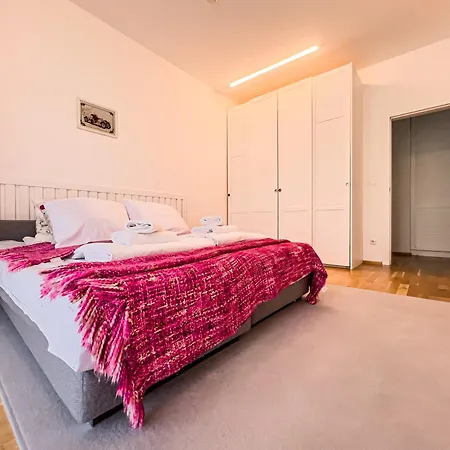 Apartment Przy Plazy Z Widokiem Na Park By Alldayholiday